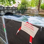 Nach einem schweren Surfunfall erwägen die Behörden, zur Ermittlung der Unglücksursache die Münchner Eisbachwelle zeitweise trockenzulegen. / Foto: Peter Kneffel/dpa