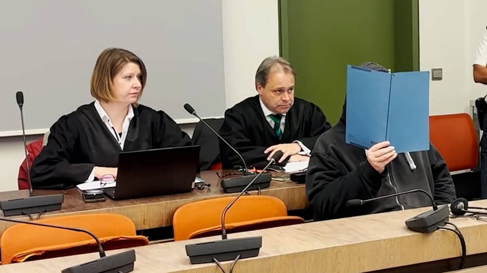 Die Verteidigung neben dem Angeklagten: Nach einer Messerattacke auf zwei Männer wird vor dem Landgericht München I ein Urteil erwartet. (Archivfoto) / Foto: -/München.TV/dpa