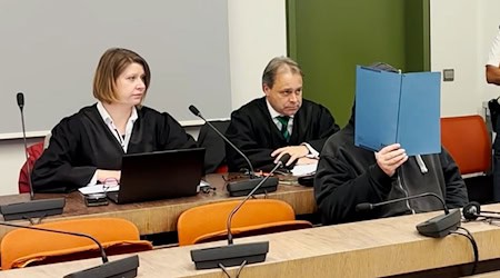 Die Verteidigung neben dem Angeklagten: Nach einer Messerattacke auf zwei Männer wird vor dem Landgericht München I ein Urteil erwartet. (Archivfoto) / Foto: -/München.TV/dpa