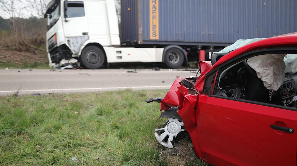 Ersthelfer holten den 68-Jährigen aus seinem Auto. Der Mann starb an seinen schweren Verletzungen.  / Foto: News5 / Markus Zahn/NEWS5/dpa
