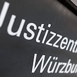 Zwei Männer wurden wegen bewaffneten Diebstahls verurteilt. (Symbolbild) / Foto: Daniel Karmann/dpa