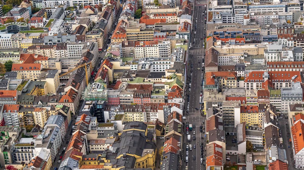 Auch Bayerns Städte und Gemeinden haben fast alle klamme Kassen, gleichwohl aber hohen Investitionsbedarf. Hier helfen die frischen Millionen von Bund und Freistaat. (Illustration) / Foto: Peter Kneffel/dpa