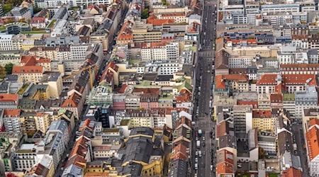 Auch Bayerns Städte und Gemeinden haben fast alle klamme Kassen, gleichwohl aber hohen Investitionsbedarf. Hier helfen die frischen Millionen von Bund und Freistaat. (Illustration) / Foto: Peter Kneffel/dpa