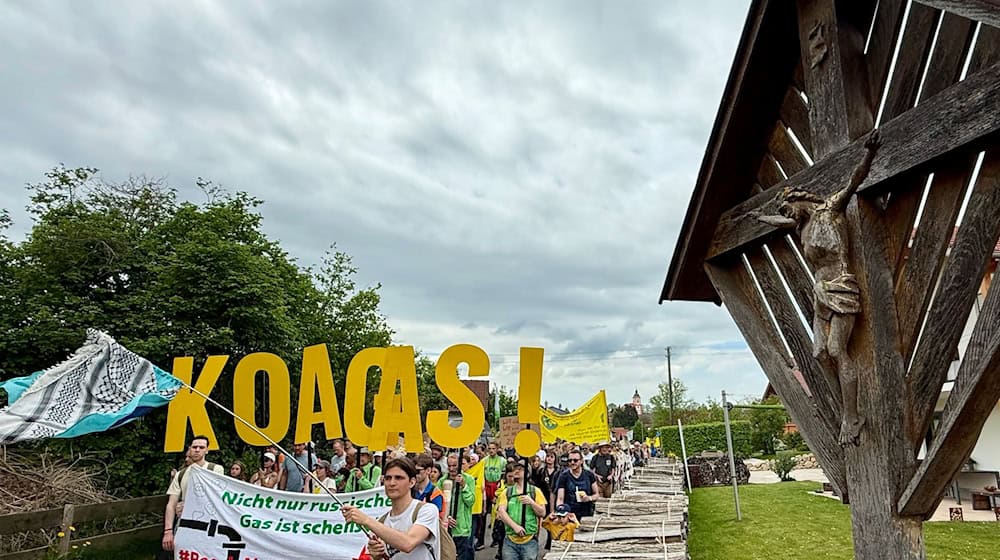 In Reichling demonstrieren Hunderte gegen geplante Gasbohrungen. / Foto: Stefan Puchner/dpa