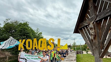 In Reichling demonstrieren Hunderte gegen geplante Gasbohrungen. / Foto: Stefan Puchner/dpa