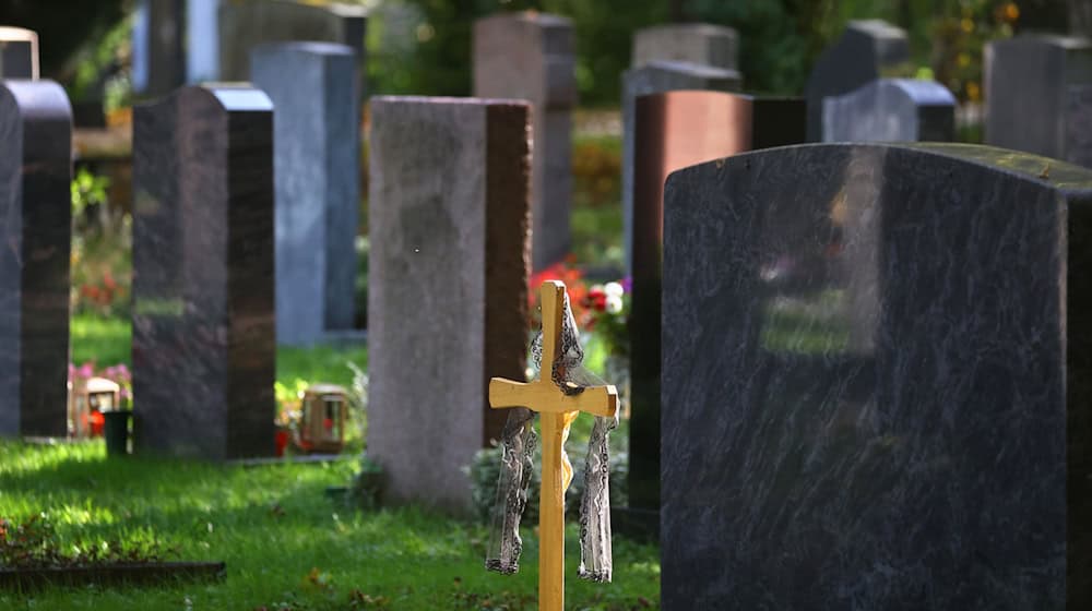 Der Grabschmuck-Dieb konnte mit Hilfe eins GPS-Trackers ausfindig gemacht werden. (Symbolbild) / Foto: Karl-Josef Hildenbrand/dpa