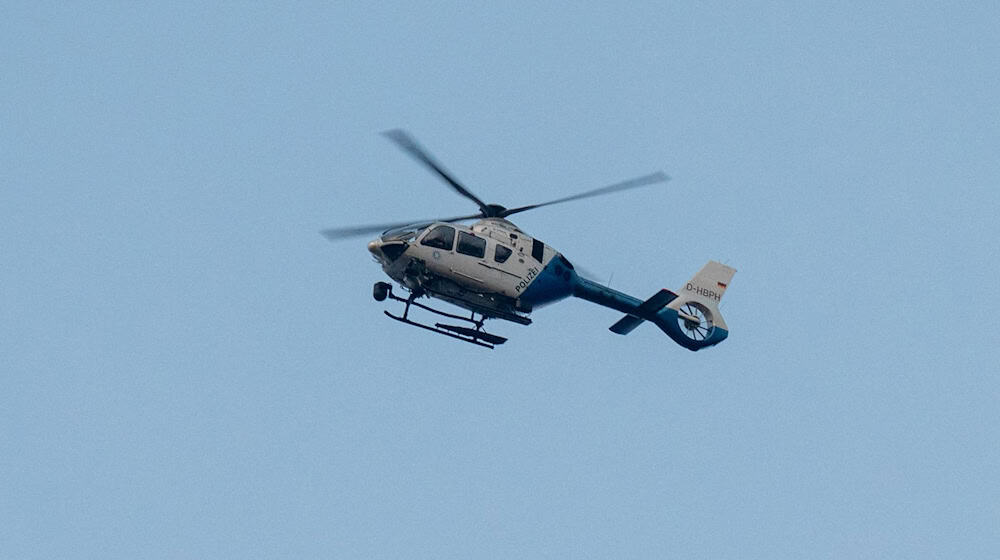 Auch ein Polizeihubschrauber war bei der Fahndung im Einsatz. (Symbolbild) / Foto: Armin Weigel/dpa