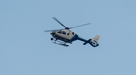 Auch ein Polizeihubschrauber war bei der Fahndung im Einsatz. (Symbolbild) / Foto: Armin Weigel/dpa