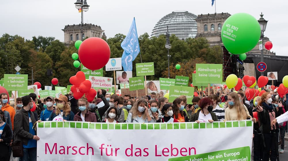 Beim Marsch für das Leben demonstrieren Menschen gegen Abtreibung und für den Schutz ungeborenen Lebens (Archivbild).  / Foto: Paul Zinken/dpa