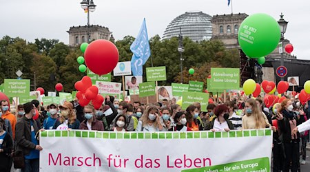 Beim Marsch für das Leben demonstrieren Menschen gegen Abtreibung und für den Schutz ungeborenen Lebens (Archivbild).  / Foto: Paul Zinken/dpa