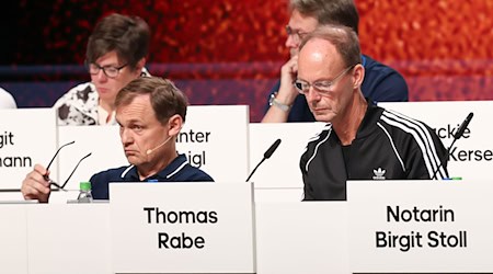 Trotz heftigen Gegenwinds darf Thomas Rabe ein weiteres Jahr als Chef des Adidas-Aufsichtsrates weitermachen.  / Foto: Daniel Löb/dpa