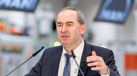 Bayerns Wirtschaftsminister fordert von der EU eine defensivere Haltung im Zollkonflikt mit den USA. (Archivbild) / Foto: Daniel Karmann/dpa