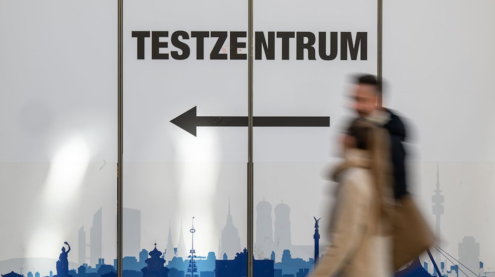 Zwei Männer sollen in Oberbayern in Corona-Testzentren Leistungen abgerechnet haben, die gar nicht erbracht worden. (Symbolbild) / Foto: Peter Kneffel/dpa
