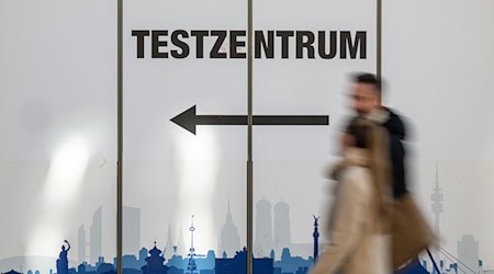 Zwei Männer sollen in Oberbayern in Corona-Testzentren Leistungen abgerechnet haben, die gar nicht erbracht worden. (Symbolbild) / Foto: Peter Kneffel/dpa