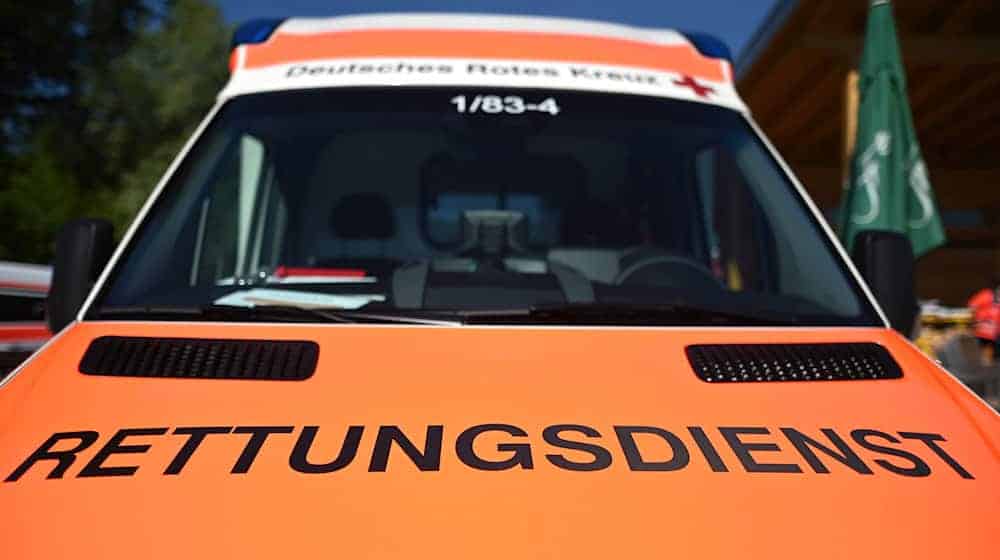 Der Rettungsdienst kümmerte sich um den Verletzten. (Symbolbild) / Foto: Patrick Seeger/dpa