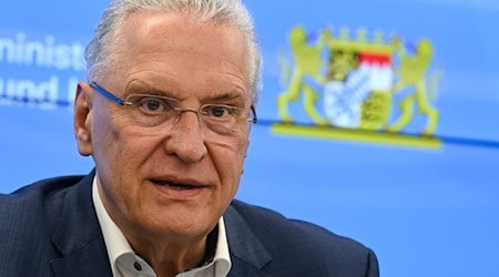 Innenminister Joachim Herrmann meldet sinkende Flüchtlingszahlen in Bayern. (Archivfoto) / Foto: Arne Dedert/dpa
