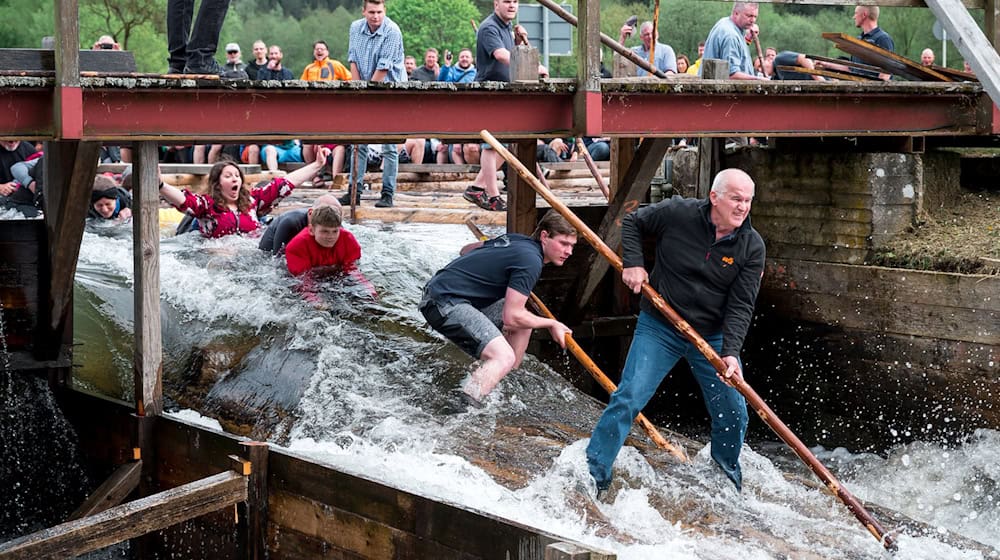 Die Floßfahrten im oberfränkischen Wallenfels sind nach Ansicht der Organisatoren deswegen beliebt, weil sie Tradition, Natur und Spaß verbinden. / Foto: Daniel Vogl/dpa