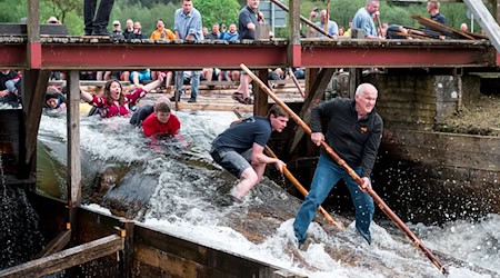 Die Floßfahrten im oberfränkischen Wallenfels sind nach Ansicht der Organisatoren deswegen beliebt, weil sie Tradition, Natur und Spaß verbinden. / Foto: Daniel Vogl/dpa