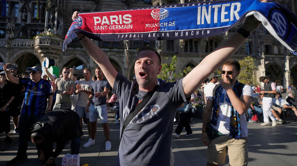 Schon am Freitag konnten in München die Fans beobachtet werden.  / Foto: Markus Schreiber/AP/dpa