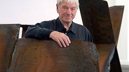 Die 2017 gestorbene Bildhauer Alf Lechner, hier im Jahr 2005 zwischen eigenen Stahlskulpturen, wäre in diesem Jahr 100 Jahre alt geworden. In mehreren Orten Bayerns sind deswegen nun Ausstellungen zu Lechner zu sehen. (Archivfoto) / Foto: picture alliance / dpa