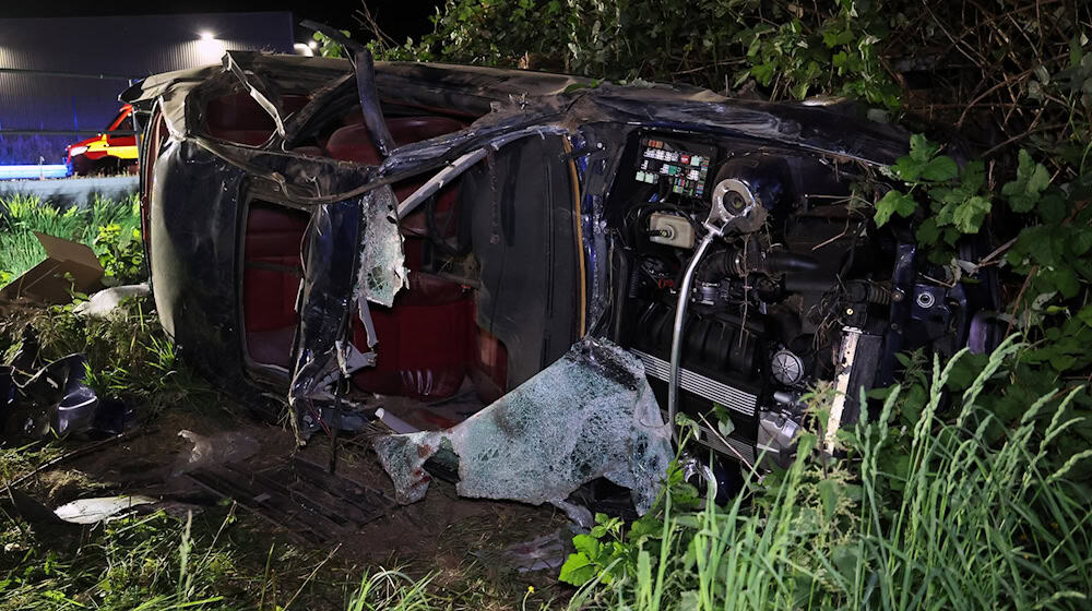 Ein 23 Jahre alter Autofahrer kam mit seinem Wagen von der Straße ab und durchbrach ein Geländer.  / Foto: Ralf Hettler/dpa