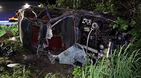 Ein 23 Jahre alter Autofahrer kam mit seinem Wagen von der Straße ab und durchbrach ein Geländer.  / Foto: Ralf Hettler/dpa
