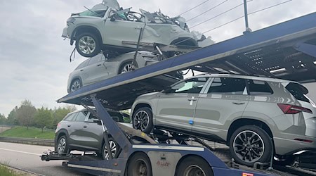 Etwa 100.000 Euro Schaden ist an den Neuwagen entstanden. / Foto: -/Verkehrspolizeiinspektion Weiden i.d.Opf./dpa