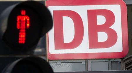 Da die Strecke Nürnberg–Ansbach gesperrt wird, fällt laut DB auch die Nebenbahn Wicklesgreuth–Windsbach aus. (Symbolbild) / Foto: Peter Kneffel/dpa