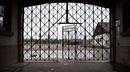 Rund eine Million Menschen aus aller Welt haben 2024 die KZ-Gedenkstätten in Bayern besucht, die zunehmend auf digitale Formate setzen. (Archivbild) / Foto: Sven Hoppe/dpa
