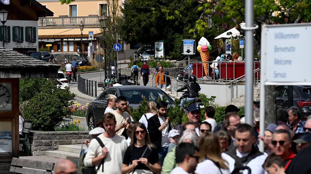 Oster-Ausflügler am Tegernsee. Gibt es in Deutschland zu viele Feiertage? Die Vereinigung der bayerischen Wirtschaft sagt ja, die Industrie- und Handelskammern nein. (Symbolbild) / Foto: Felix Hörhager/dpa