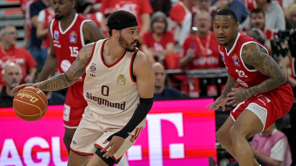 Nick Weiler-Babb (l.) und die Bayern-Basketballer stehen im Playoff-Halbfinale. / Foto: Peter Kneffel/dpa