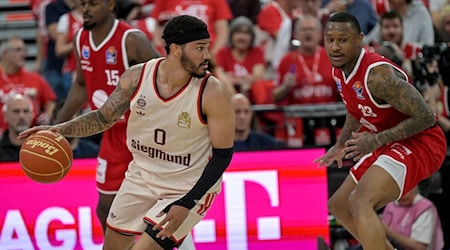 Nick Weiler-Babb (l.) und die Bayern-Basketballer stehen im Playoff-Halbfinale. / Foto: Peter Kneffel/dpa
