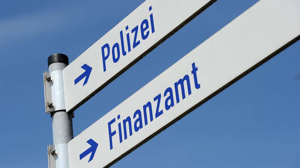 Nach wie vor gehen dem Staat jedes Jahr Milliarden Euro durch Steuerhinterziehungen verloren. Das neue Kompetenzzentrum Steuerstrafrecht in München soll deshalb die Ermittlungen forcieren. (Illustration) / Foto: Tobias Hase/dpa