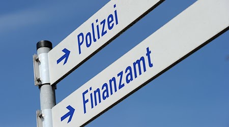 Nach wie vor gehen dem Staat jedes Jahr Milliarden Euro durch Steuerhinterziehungen verloren. Das neue Kompetenzzentrum Steuerstrafrecht in München soll deshalb die Ermittlungen forcieren. (Illustration) / Foto: Tobias Hase/dpa