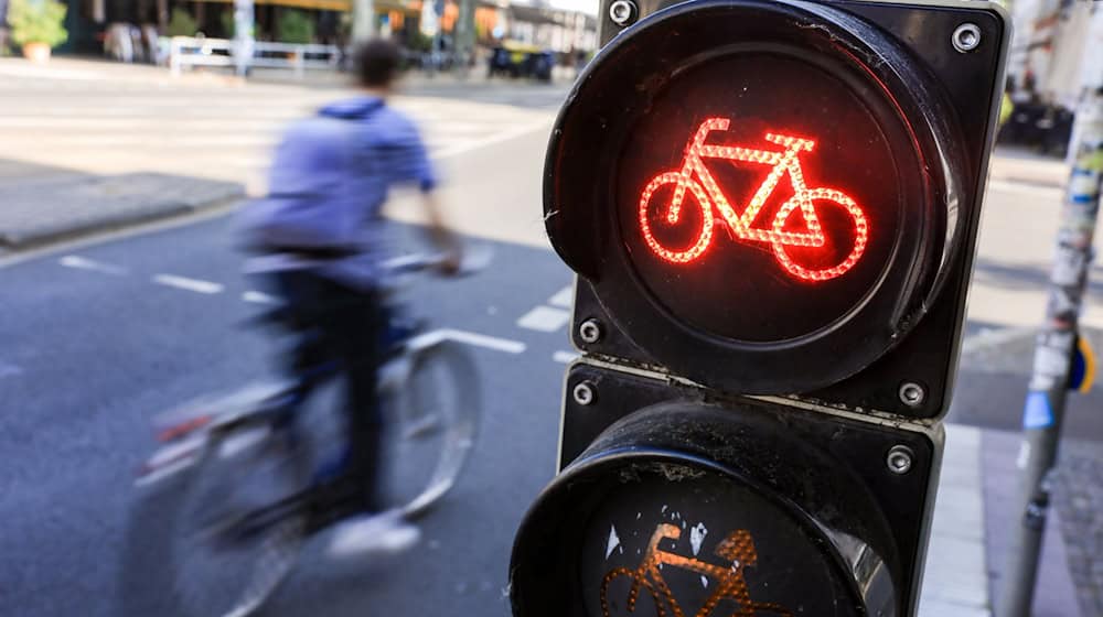 Für viele Radfahrer scheint ein Verstoß gegen die Verkehrsregeln eine Art Kavaliersdelikt zu sein - dabei leben Radler gerade auch in Bayern besonders gefährlich. (Archivbild) / Foto: Jan Woitas/dpa