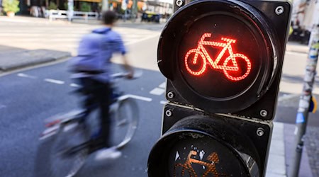 Für viele Radfahrer scheint ein Verstoß gegen die Verkehrsregeln eine Art Kavaliersdelikt zu sein - dabei leben Radler gerade auch in Bayern besonders gefährlich. (Archivbild) / Foto: Jan Woitas/dpa