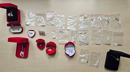 In dem durchsuchten Auto wurden Goldschmuck und Designer-Sonnenbrillen entdeckt.  / Foto: Hauptzollamt Schweinfurt/dpa