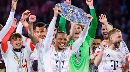 Die Zukunft von Nationalspieler Leroy Sané, hier mit der Meisterschale, ist weiter offen. / Foto: Tom Weller/dpa