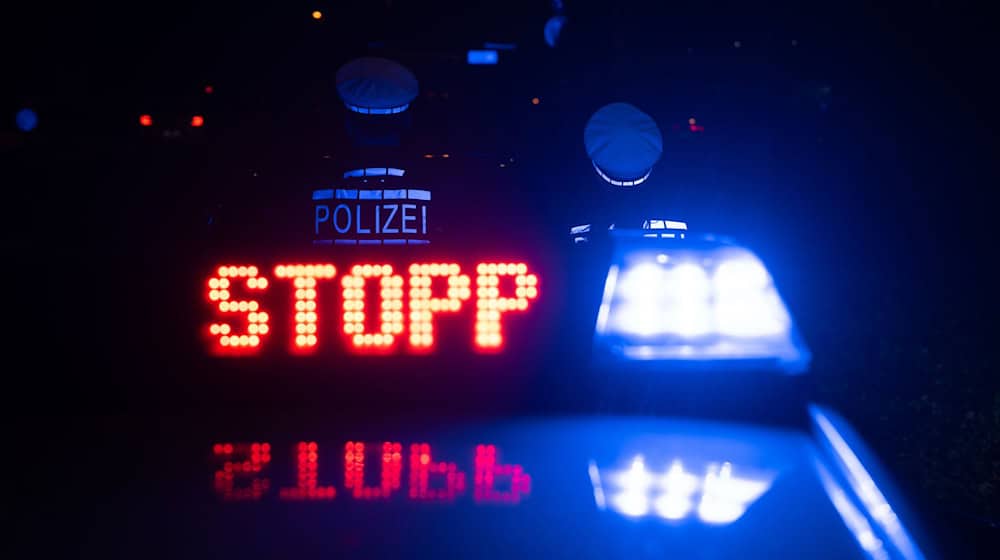 Polizisten kontrollieren das gemeldete Auto. (Symbolbild) / Foto: Marijan Murat/dpa