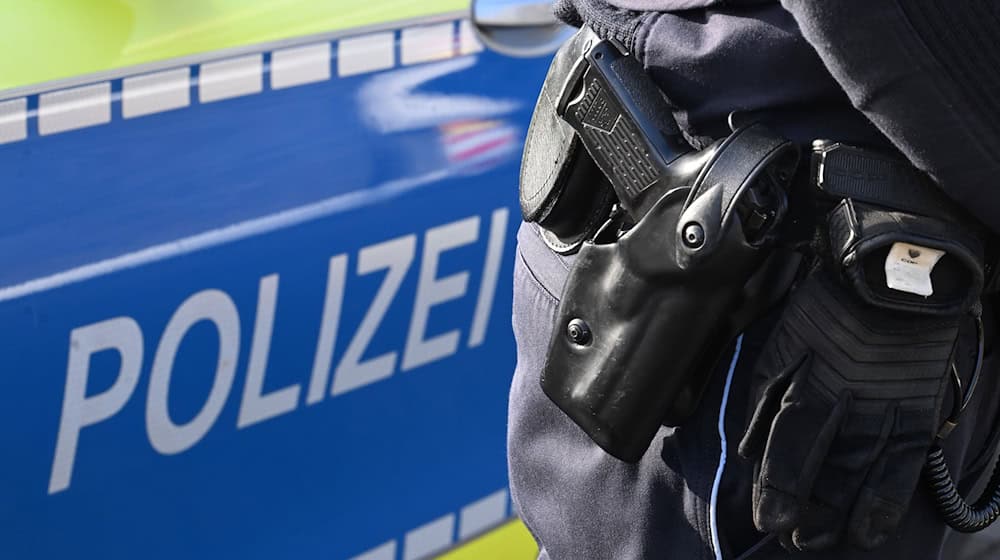 Ein Mann wurde von Beamten am Oberschenkel angeschossen. (Symbolbild) / Foto: Bernd Weißbrod/dpa