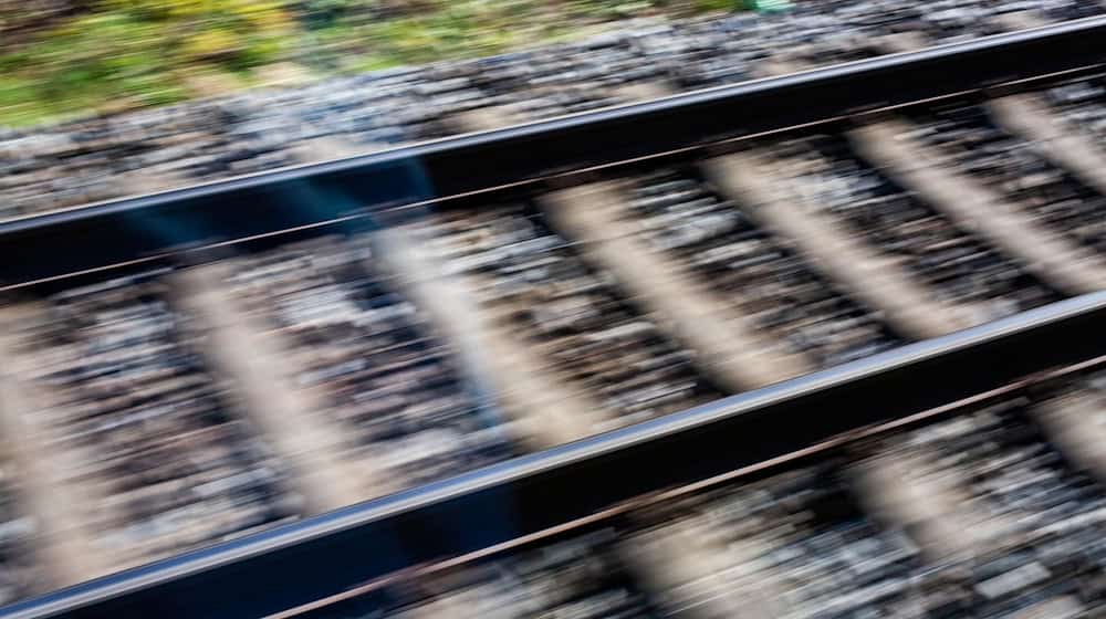 Auf der Strecke ist der Zugverkehr laut Bahn «massiv beeinträchtigt». (Symbolbild) / Foto: Philipp von Ditfurth/dpa