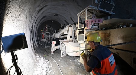 Der Zeitplan für den Tunnel zwischen Österreich und Italien wird beibehalten, doch die Zubringerstrecken verzögern sich. (Archivbild) / Foto: Angelika Warmuth/dpa
