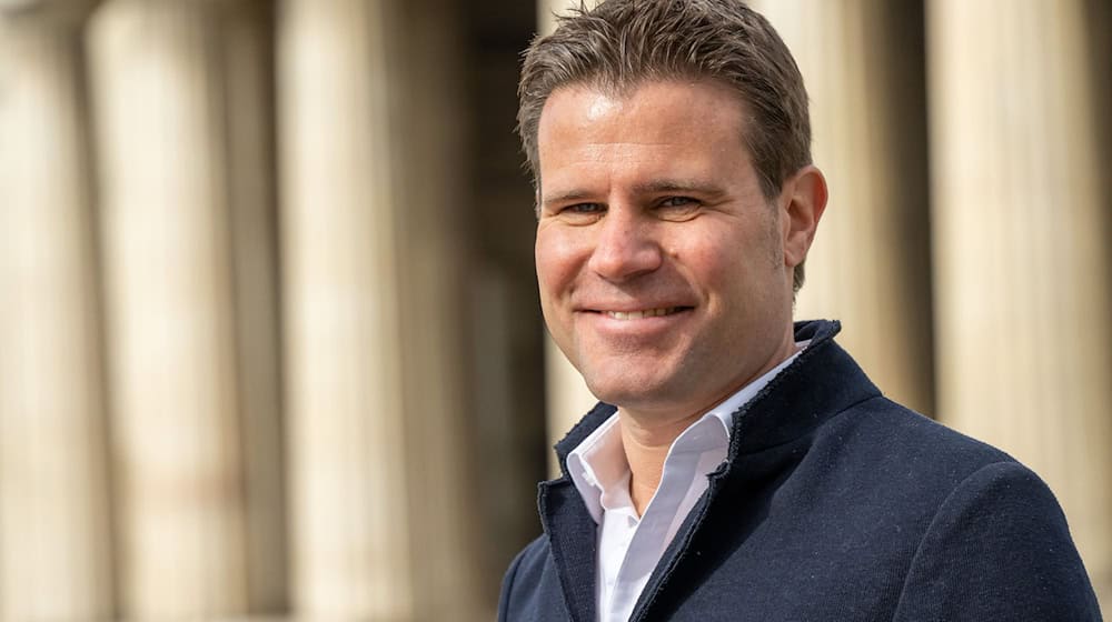 Felix Brych erhält eine Auszeichnung zum Karriereende. / Foto: Peter Kneffel/dpa