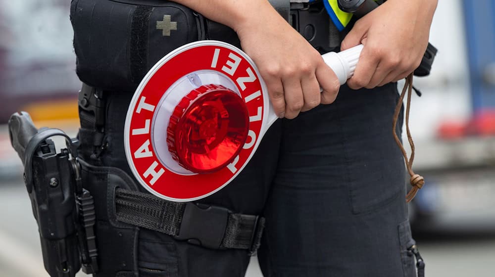 Die Bundespolizei stellt mehr Kräfte für die Kontrollen an den Grenzen zu Österreich und Tschechien bereit. (Symbolbild) / Foto: Peter Kneffel/dpa