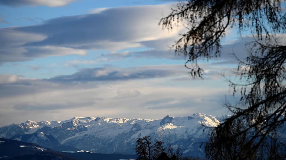Blick aufs Tennengebirge im österreichischen Bundesland Salzburg: Eine Familie mit drei Kindern aus Baden-Württemberg steckte im Tennengebirge in einem Altschneefeld fest. / Foto: Barbara Gindl/APA/dpa