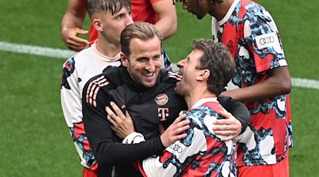 Harry Kane (l) freut sich mit Thomas Müller. / Foto: Hendrik Schmidt/dpa