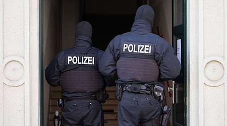 Die Polizei hat mehrere Objekte bundesweit durchsucht. (Symbolbild) / Foto: Sebastian Kahnert/dpa
