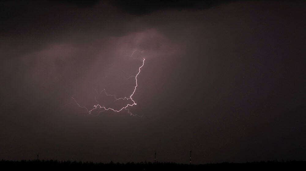 Nach vielen sonnigen und warmen Tagen ziehen Gewitter und Regen über den Freistaat. (Symbolbild) / Foto: Karl-Josef Hildenbrand/dpa