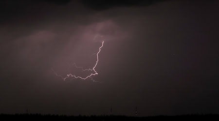 Nach vielen sonnigen und warmen Tagen ziehen Gewitter und Regen über den Freistaat. (Symbolbild) / Foto: Karl-Josef Hildenbrand/dpa
