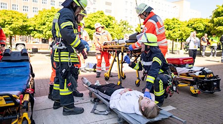 Bei einer Katastrophenschutzübung mit rund 800 Einsatzkräften haben Feuerwehr, Polizei und die Hilfsorganisationen die Versorgung von Dutzenden Verletzten geprobt. / Foto: Daniel Karmann/dpa